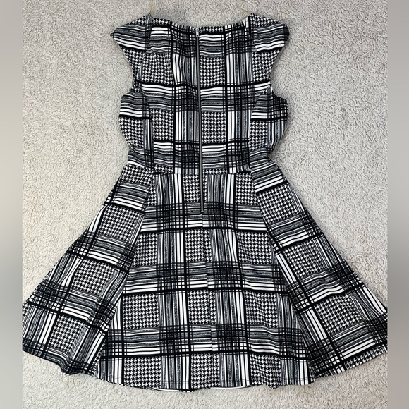 Romeo + Juliet Couture | Black and White Plaid Dress | Size Medium - Picture 2 of 8